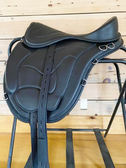 Freeform Classic Cutback Treeless Saddle in Black.