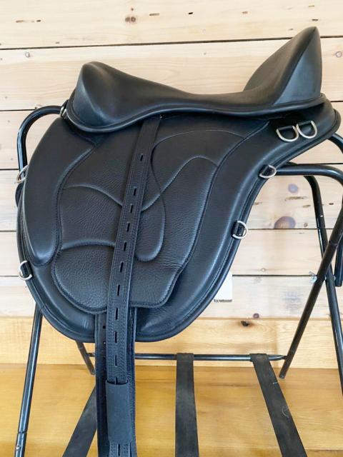 Freeform Classic Trail Treeless Saddle in Black.
