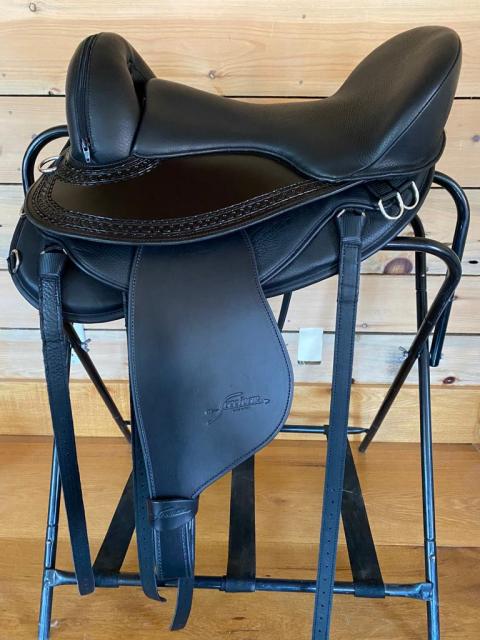 Freeform Pathfinder Treeless Saddle with Fenders in Black.