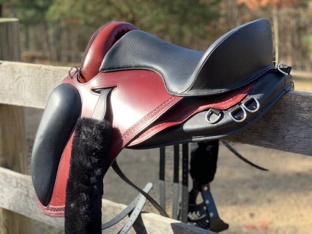 Freeform Pathfinder PJ treeless saddle in burgandy/black color comgination.
