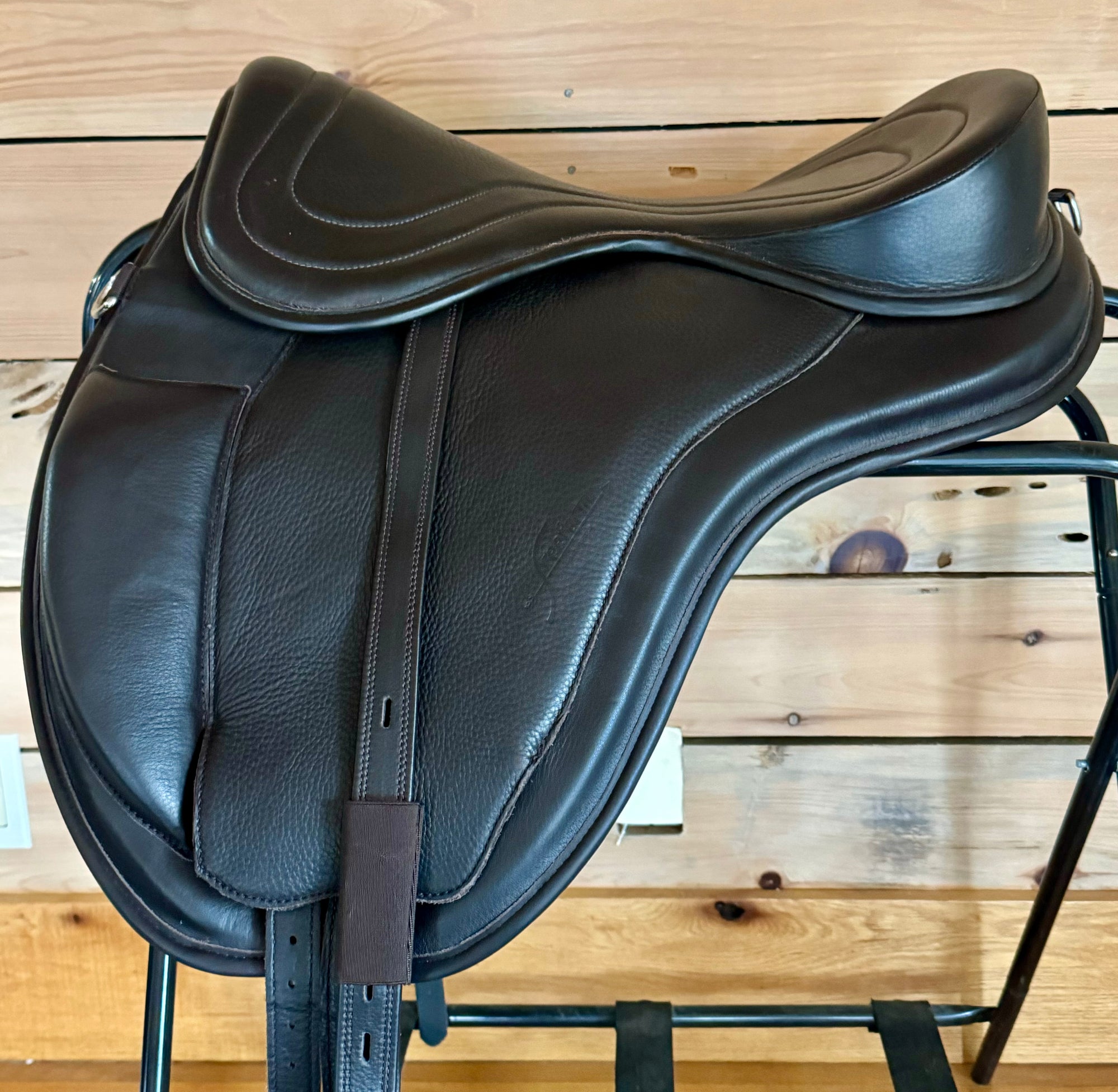 Freeform Classic Treeless Saddle with Deluxe Soft Knee Roll