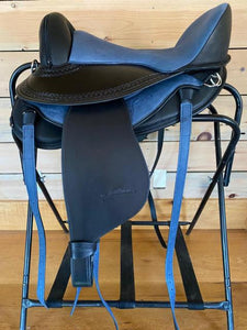 Freeform Pathfinder Treeless Saddle with Fenders with Blue seat and billet straps.