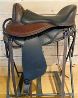 Freeform Pathfinder Treeless Saddle with Fenders and black seat.