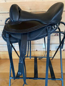 Freeform Pathfinder Treeless Saddle with leathers - black seat on a black saddle base.